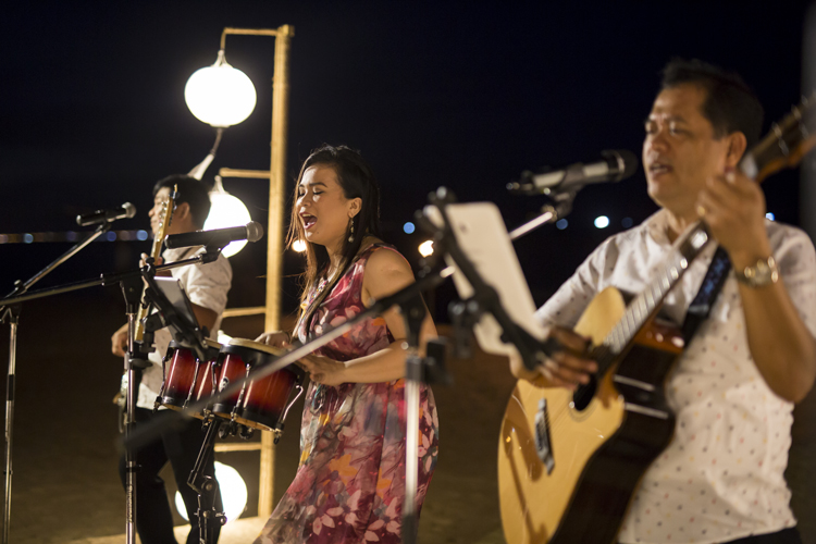 Trong đêm nhạc Acoustic, bạn được thưởng thức bữa tối tại nhà hàng Vanessa Beach club